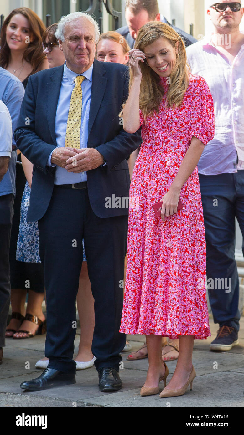 Carrie Symonds (aka mele), ragazza del Primo Ministro, guarda e rasserena il suo partner Boris Johnson MP accanto a capo del personale di Eddie Lister Foto Stock