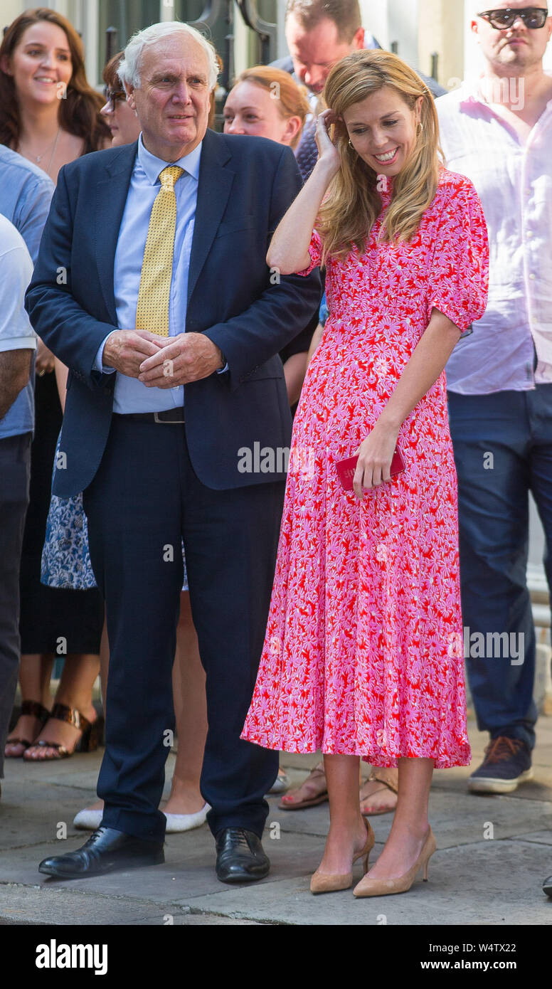 Carrie Symonds (aka mele), ragazza del Primo Ministro, guarda e rasserena il suo partner Boris Johnson MP accanto a capo del personale di Eddie Lister Foto Stock