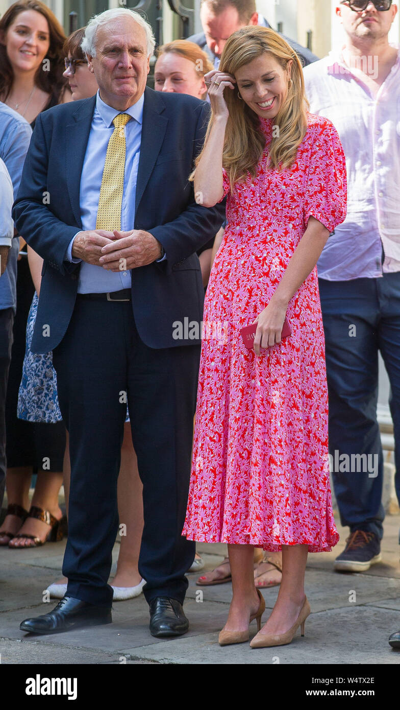 Carrie Symonds (aka mele), ragazza del Primo Ministro, guarda e rasserena il suo partner Boris Johnson MP accanto a capo del personale di Eddie Lister Foto Stock