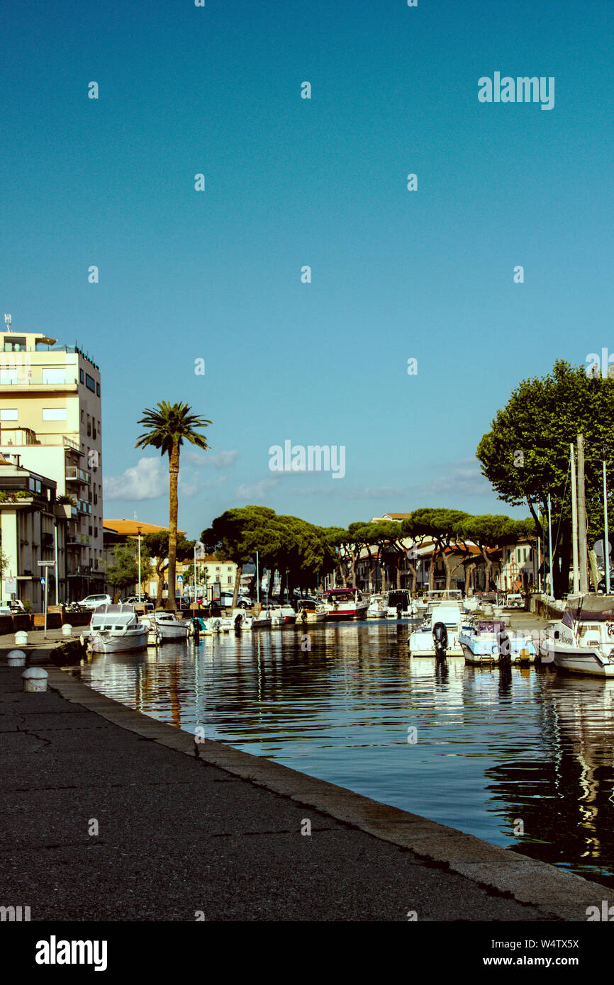 Vista sul canale con palme Foto Stock