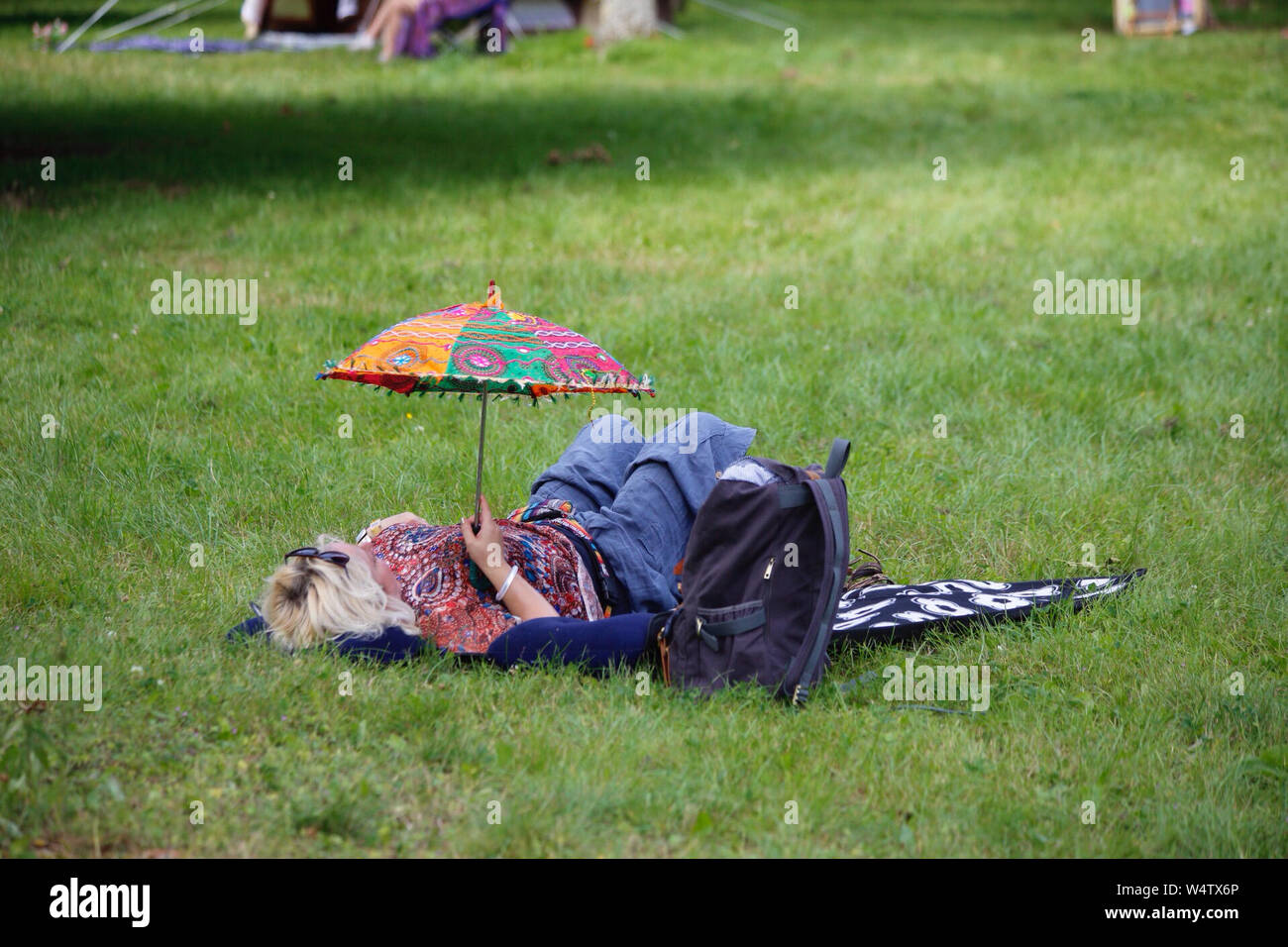 Malmesbury, Wiltshire, Regno Unito. Il 25 luglio 2019. I frequentatori di festival arriva come un ondata di caldo cuoce la campagna. Nonostante il caldo i festaioli hanno sono in alta spiriti e desiderosi di impostare il campo per la XXXVII Festival Womad (il mondo della musica, arte e danza) detenute nei bellissimi giardini del Charlton Park Station Wagon. Credito: Casper Farrell/Alamy Live News Foto Stock