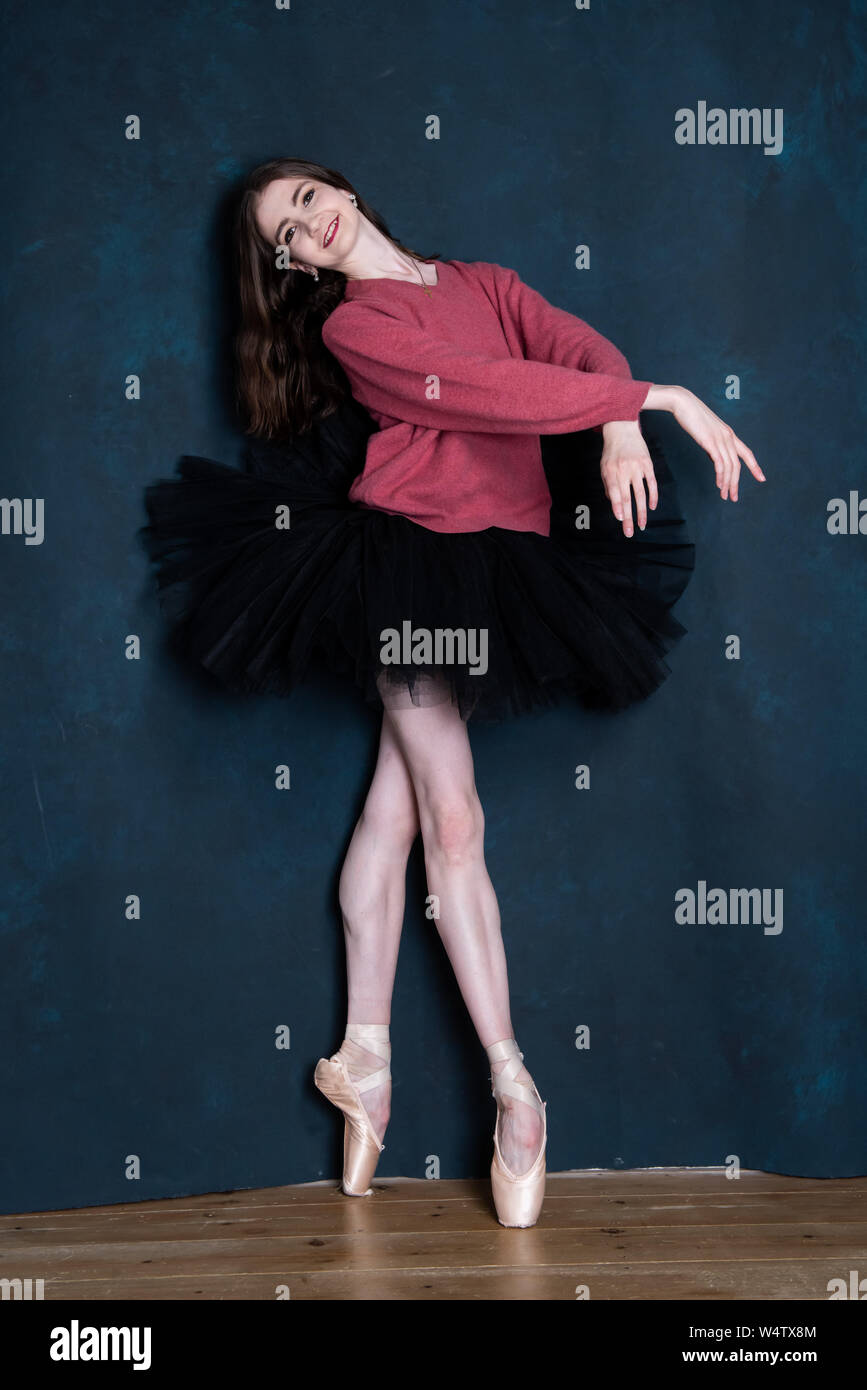 Ballerina nel balletto pone in una foto in studio Foto Stock