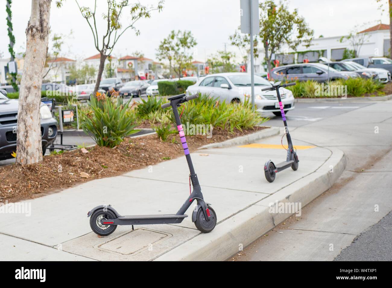 Rosa e viola economia condivisione noleggiabile scooter dall azienda ridesharing Lyft sono parcheggiate lungo una strada in Marina Del Rey quartiere di Los Angeles, California, 10 dicembre 2018. () Foto Stock