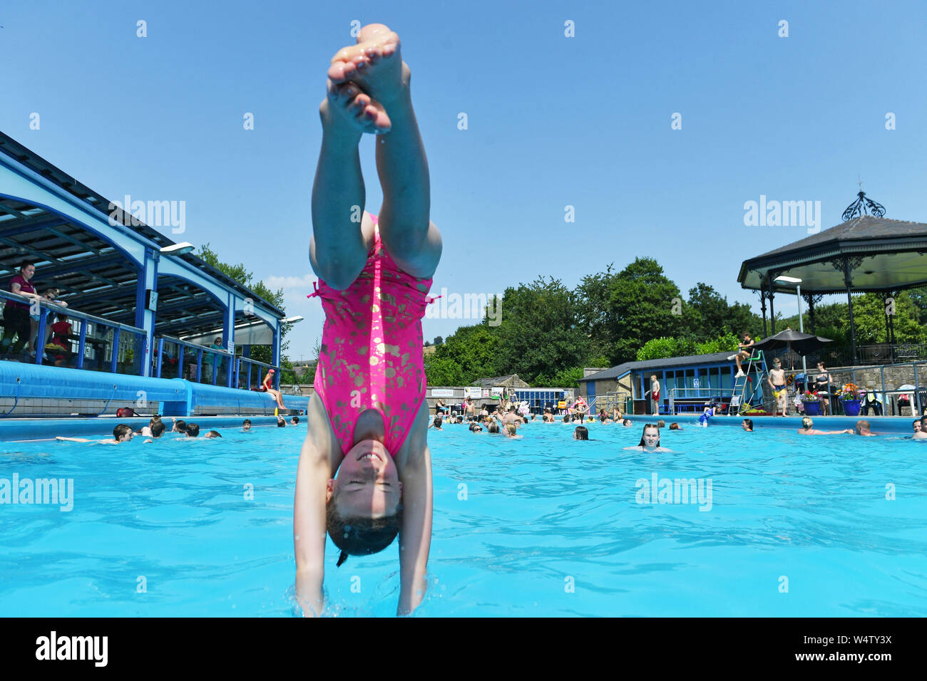 Ritrasmettere con rettificato BYLINE a Giacobbe re. Le persone giocano in acqua a Hathersage Piscina esterna nel Derbyshire, come il Regno Unito potrebbe incontrare più calde di luglio giorno di registrare più tardi questo pomeriggio. Foto Stock