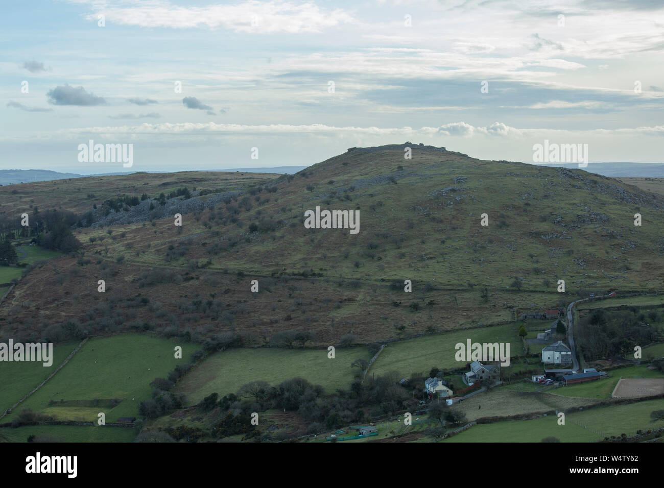 La vista della collina Stowes (l'Cheesering) da Sharp Tor, Henwood, Bodmin Moor, Cornwall, Regno Unito Foto Stock