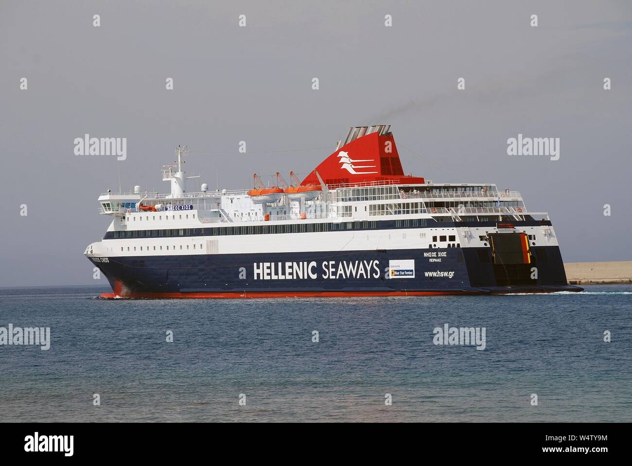 Hellenic Seaways traghetto Nissos Chios si diparte Akandia porto di Rodi sull'isola greca di Rodi il 10 giugno 2019. Foto Stock