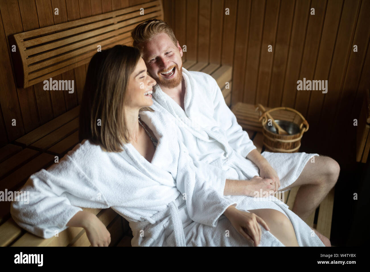 Coppia felice godendo la sauna insieme alla spa Foto Stock