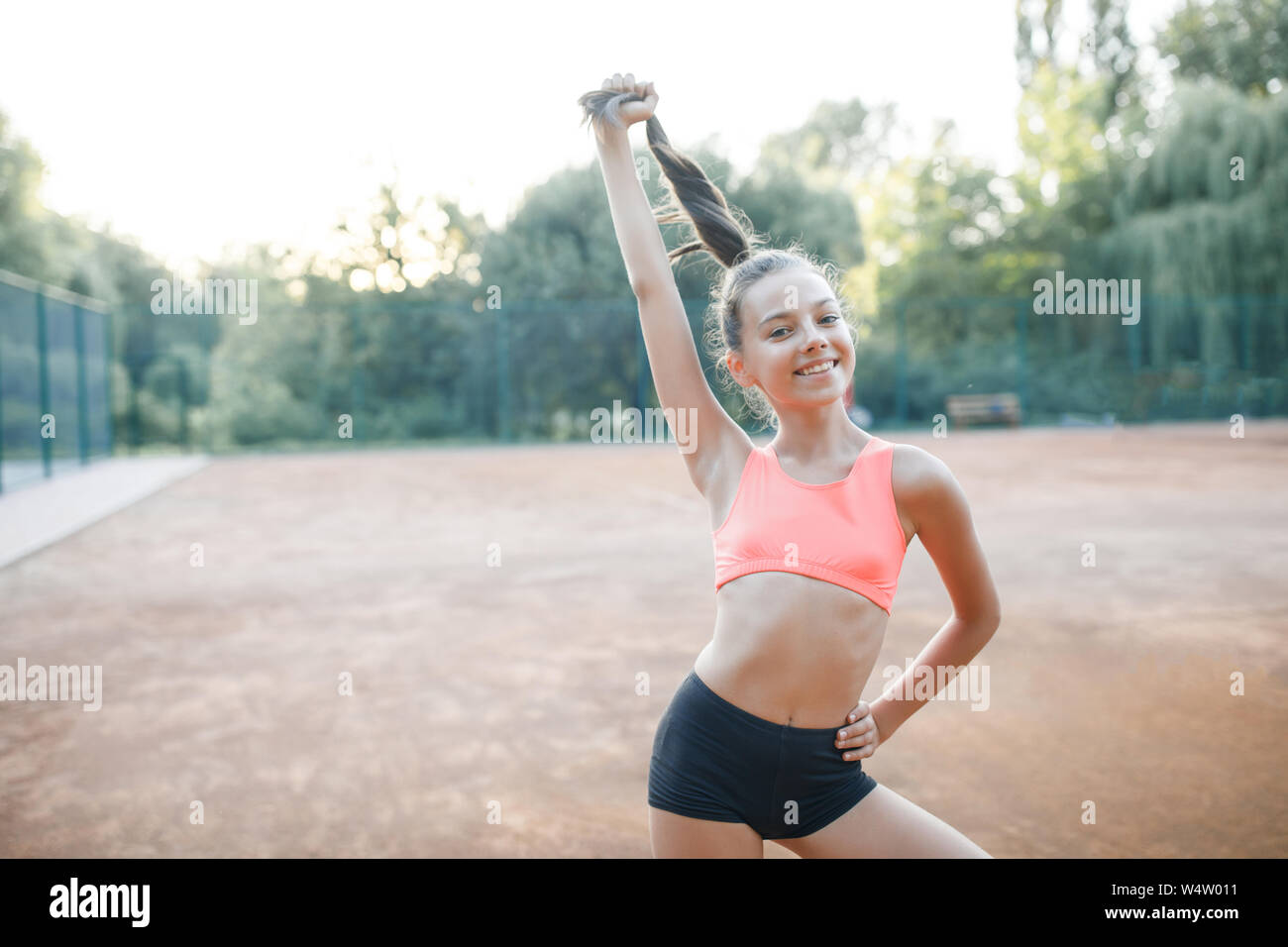 Una bella ragazza ama un adolescente di riposo dopo un allenamento all'aperto. Stile di vita Foto Stock