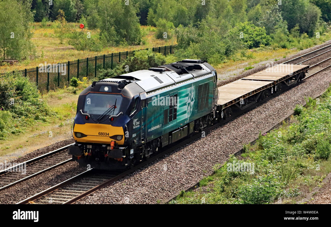 Una locomotiva che tira due carri piatti immagini e fotografie stock ad ...
