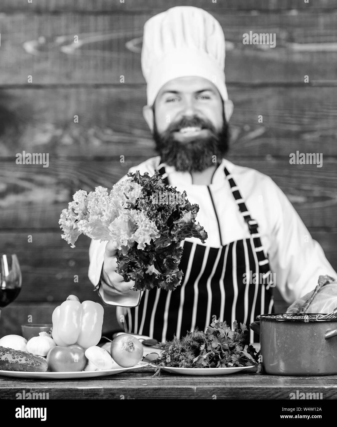 Dire no al cibo malsano. Felice l'uomo barbuto. chef ricetta. Dieta alimenti biologici. Cibo sano per la cottura. Coppia hipster con la barba. Vegetariano con insalata di verdure fresche. Cucina culinaria. Vitamina. Foto Stock