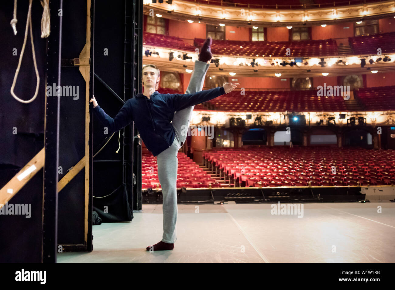 Leader ballerino maschio Vadim Muntagirov riscaldarsi in ali al London Coliseum Foto Stock