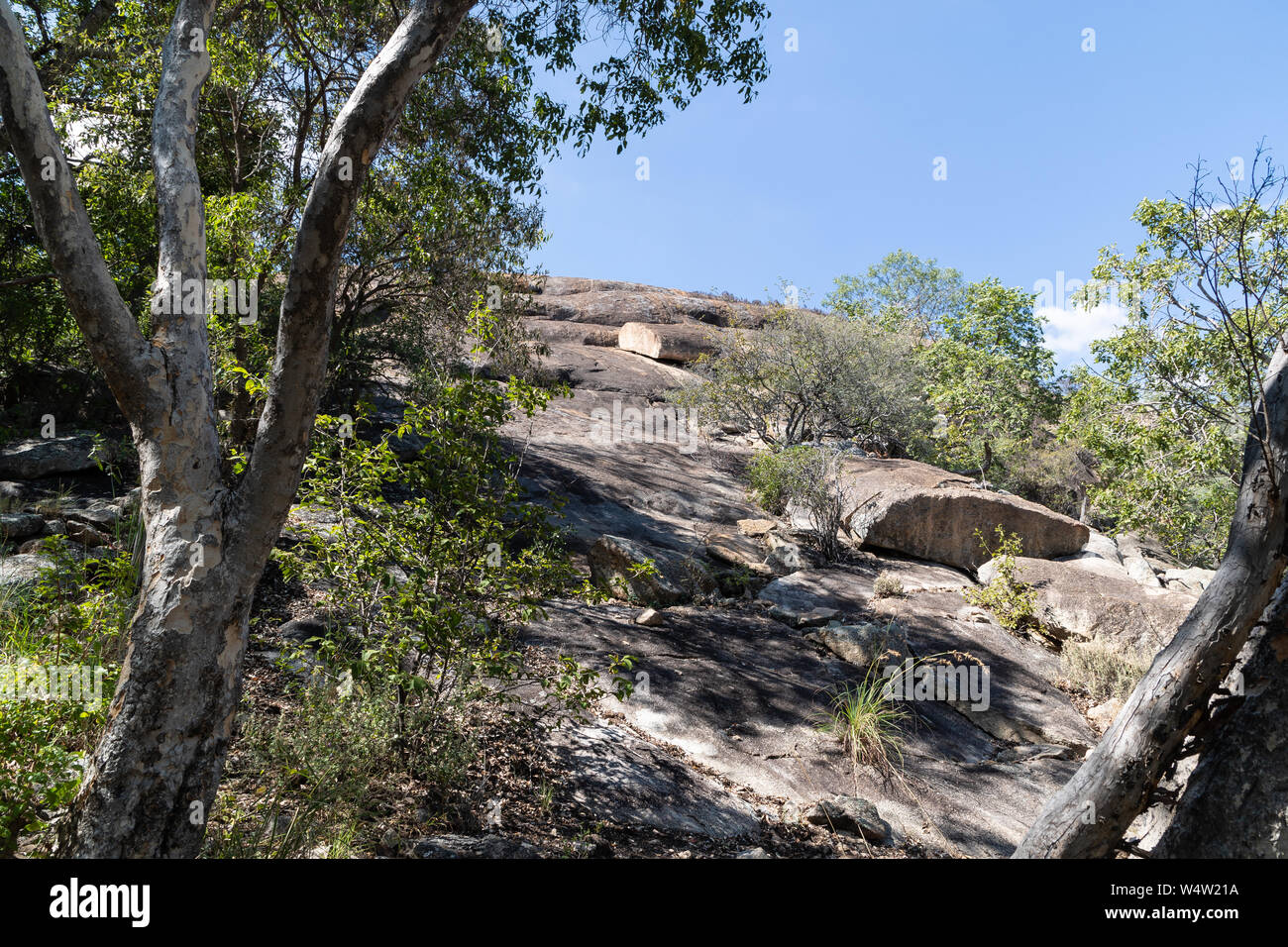 Un percorso irregolare fino a un luogo remoto sulla sommità della parete di roccia. Foto Stock