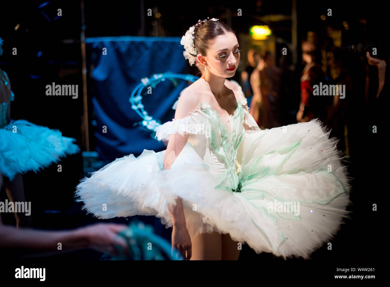 Ballerina in le ali in un bianco tutu cercando esaurito Foto Stock
