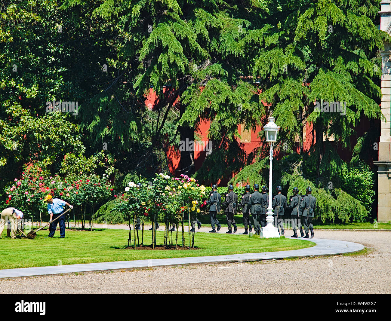 Istanbul, Turchia - 05/25/2010: il gruppo di soldati turchi marching e giardinieri che lavorano in palazzo Dolmabahce. Foto Stock