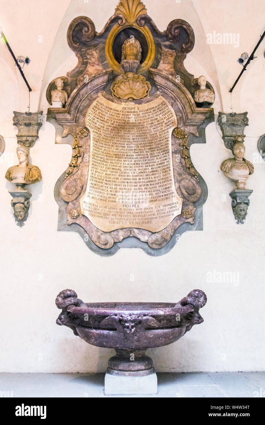 Firenze, Italia - 13 Maggio 2019: iscrizione memorabile sulla parete di un edificio a Firenze Foto Stock