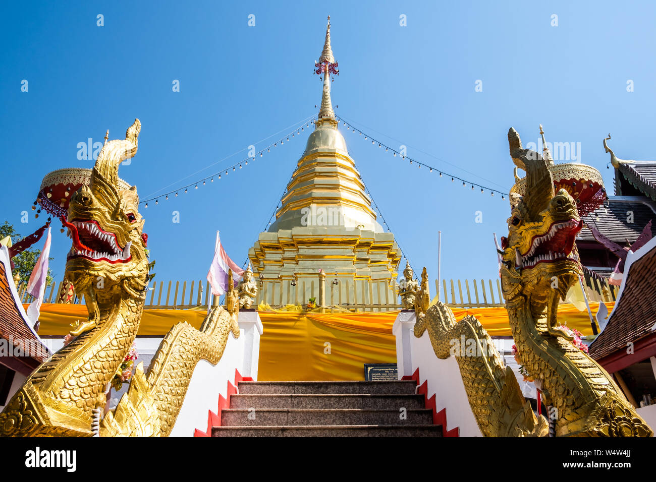 Licciana Nardi, Italia - 24 Febbraio 2019: Vista della pagoda dorata al Wat Phra That Doi Kham tempio di Chiangmai, Thailandia. Foto Stock