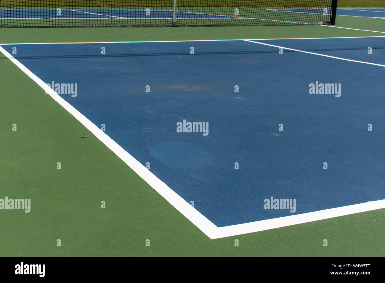 Sport ricreativo di pickleball corte nel Michigan, Stati Uniti d'America cercando in corrispondenza di un vuoto azzurro e verde nuovo tribunale in un parco all'aperto. Vista di massa. Foto Stock
