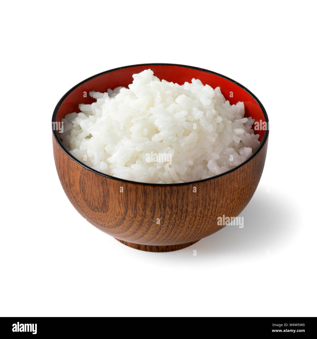 In legno tradizionale giapponese laccato ciotola con riso cotto isolati su sfondo bianco Foto Stock