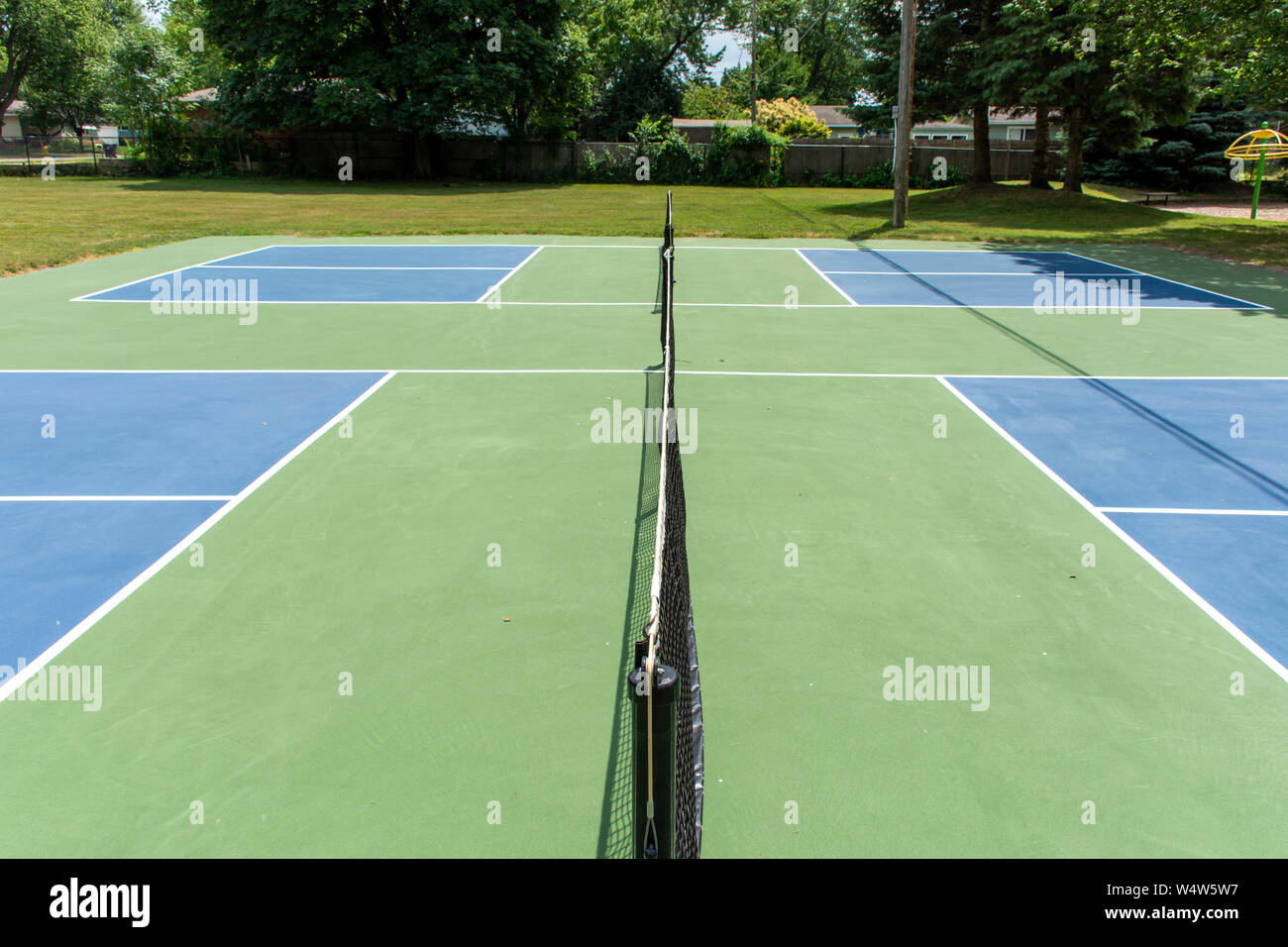 Sport ricreativo di pickleball corte nel Michigan, Stati Uniti d'America cercando in corrispondenza di un vuoto azzurro e verde nuovo tribunale in un parco all'aperto. Corte centrale vista. Foto Stock