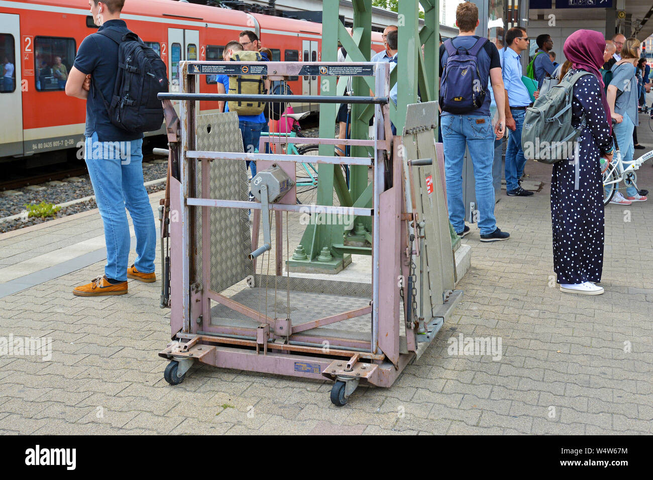 Mannheim, Germania - Luglio 2019: Mobile rampa di accesso per sedia a rotelle e piattaforma a treni tedeschi tazione Foto Stock