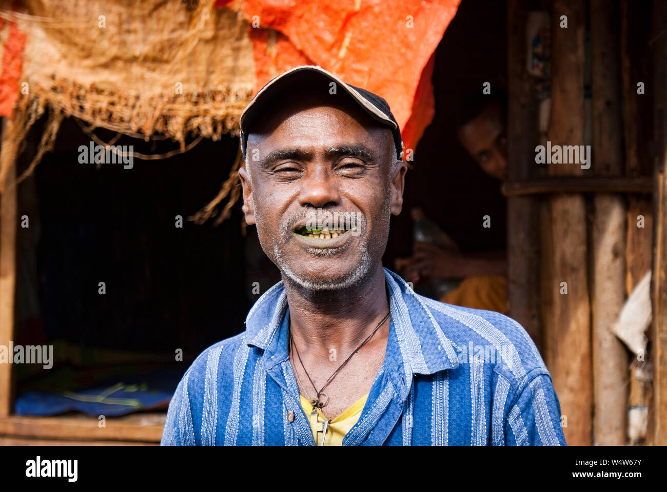 Lapidato uomo chewing khat farmaco in Illubabor, Etiopia, con denti di verde Foto Stock