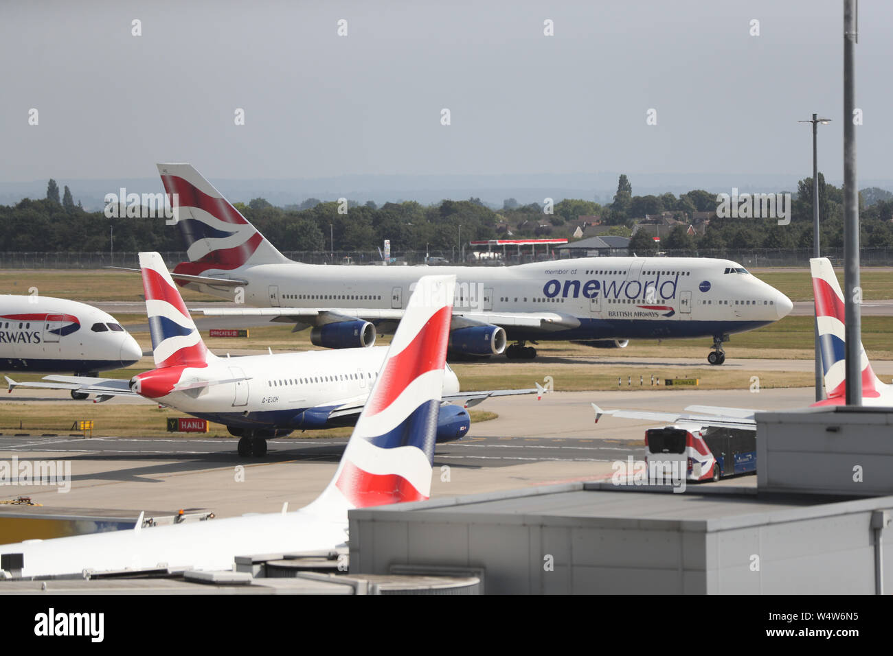 Piani sulla pista dell'aeroporto di Heathrow. Il Regno Unito ha superato le più calde di luglio giorno su record, con 36,9 gradi Celsius a Heathrow in fase di registrazione. Il Regno Unito i record di tutti i tempi di 38,5 gradi può essere rotto più tardi questo pomeriggio. Foto Stock