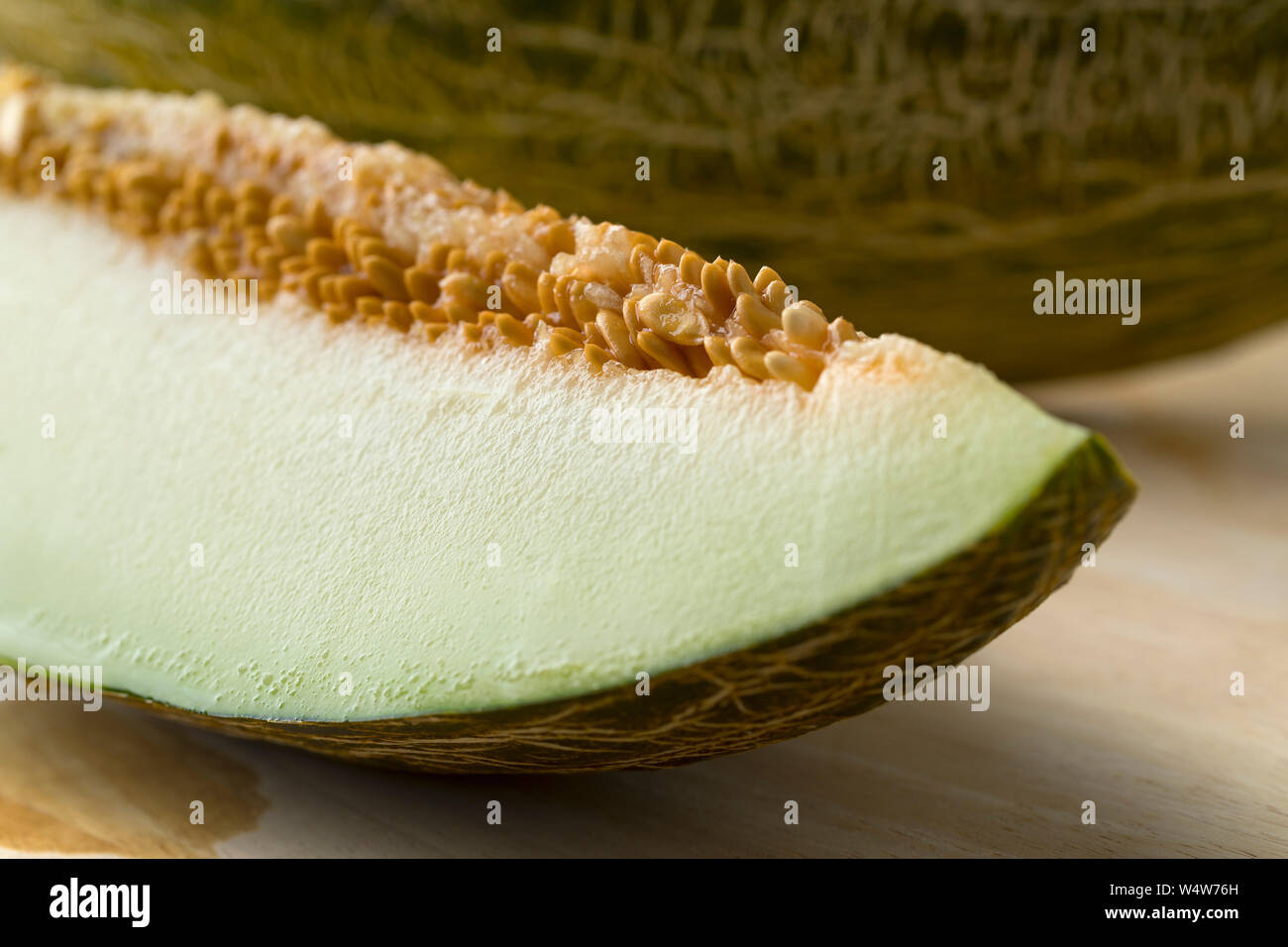 Pezzo di una succosa Piel de Sapo melon con un spotted buccia verde vicino fino Foto Stock