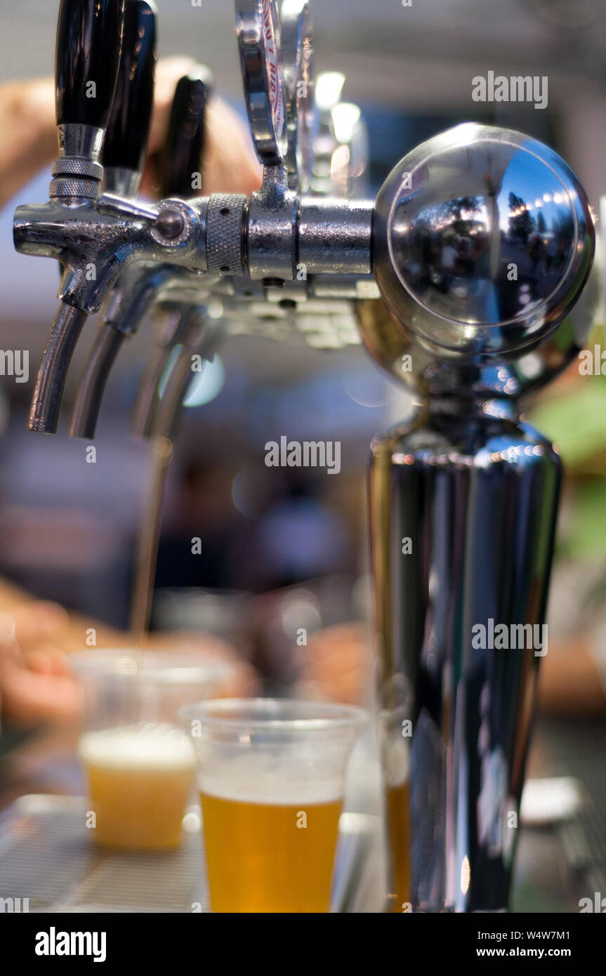 La birra del sistema di erogazione e bicchieri di birra fredda Foto Stock