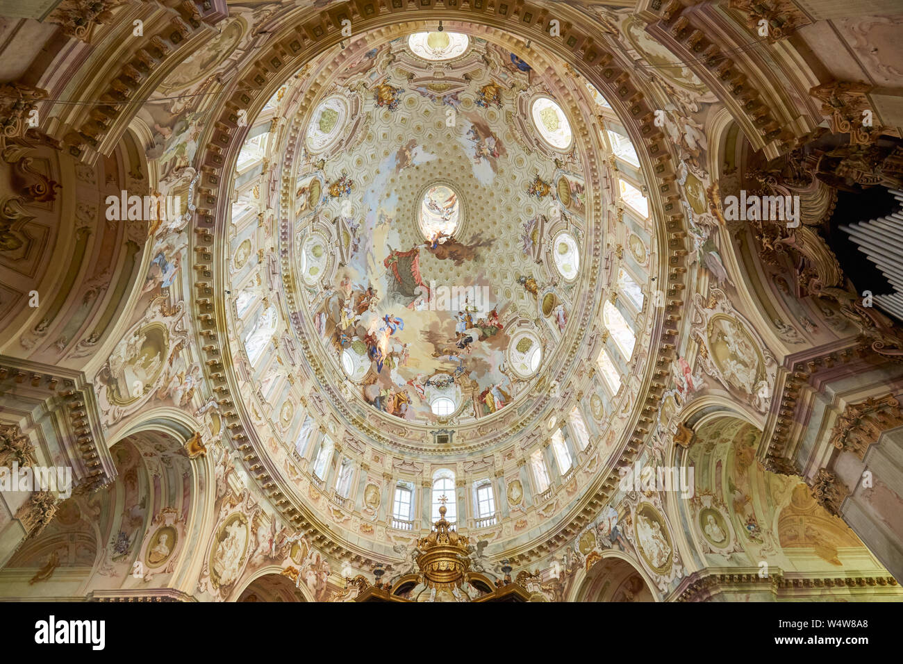 Vicoforte, Italia - Agosto 17, 2016: Santuario di Vicoforte ellittica cupola barocca con affreschi e colonne, ampio angolo in Piemonte, Italia Foto Stock