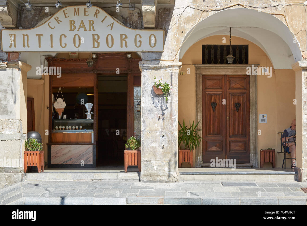 Mondovì, Italia - 18 agosto 2016: Gelateria cafe e vecchi arcade con persone in una soleggiata giornata estiva a Mondovì, Italia. Foto Stock