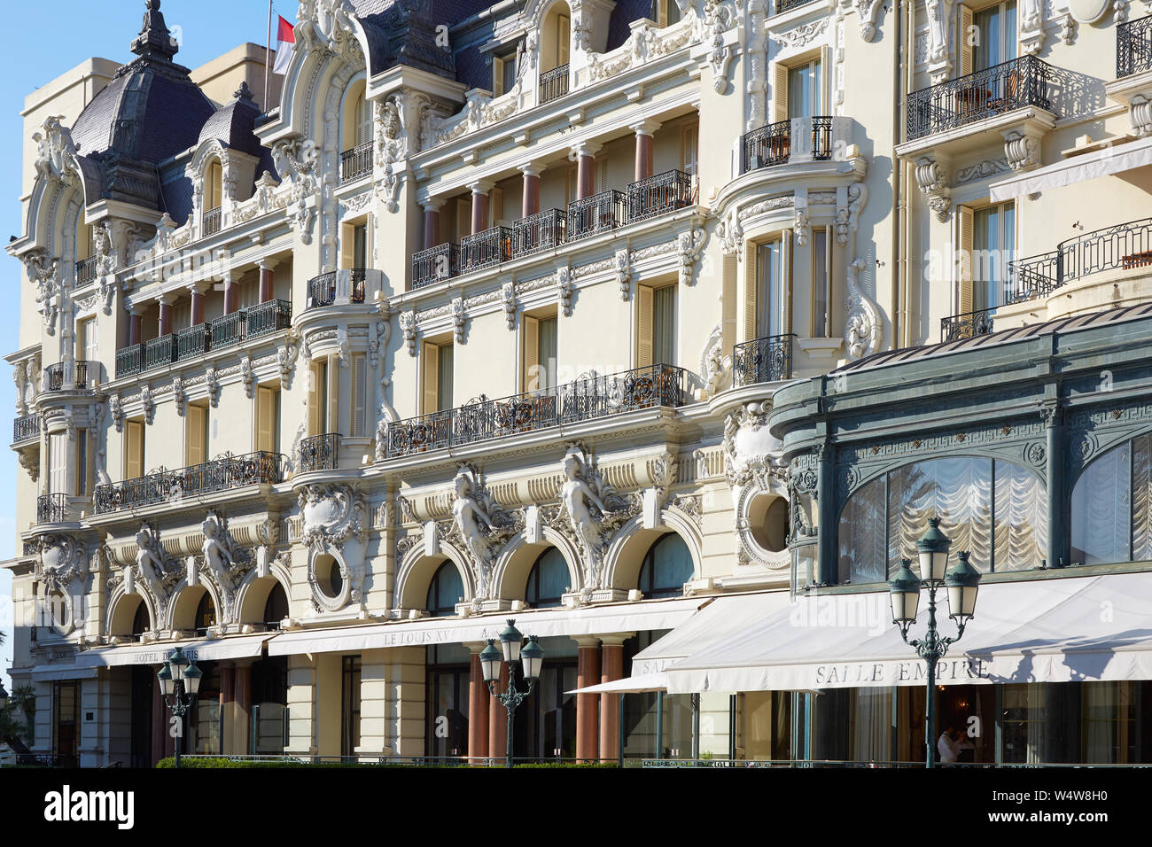 MONTE CARLO, Monaco - Agosto 21, 2016: Hotel de Parigi, hotel lussuoso edificio in una soleggiata giornata estiva in Monte Carlo, Monaco. Foto Stock