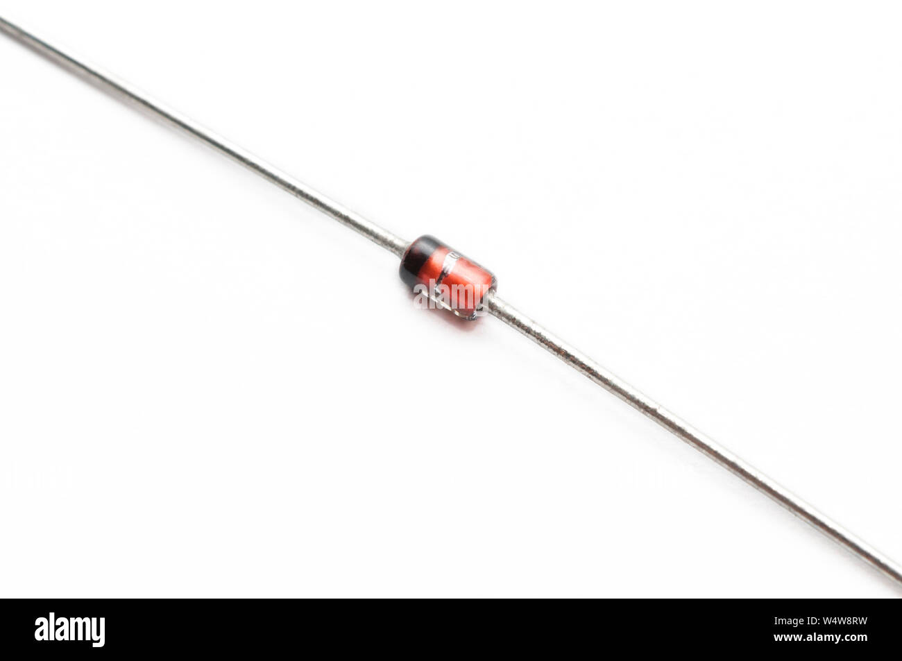 Diodo Zener del componente elettronico close up shot su sfondo bianco Foto Stock
