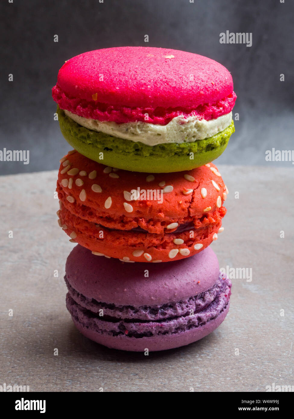 Torta macaron o amaretto su sfondo grigio, dolce e colorata dessert. Foto Stock