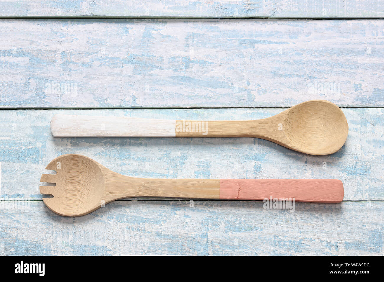 Il cucchiaio di legno e la forcella sullo sfondo a trama Foto Stock