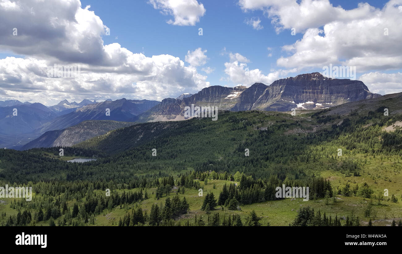 Ampie vedute delle Montagne Rocciose Canadesi Foto Stock