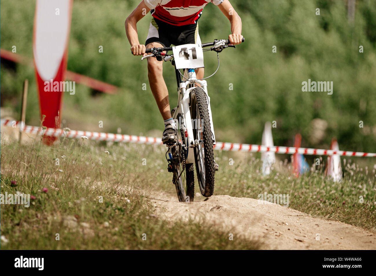 Atleta mountain biker cross country racing in mountain bike Foto Stock