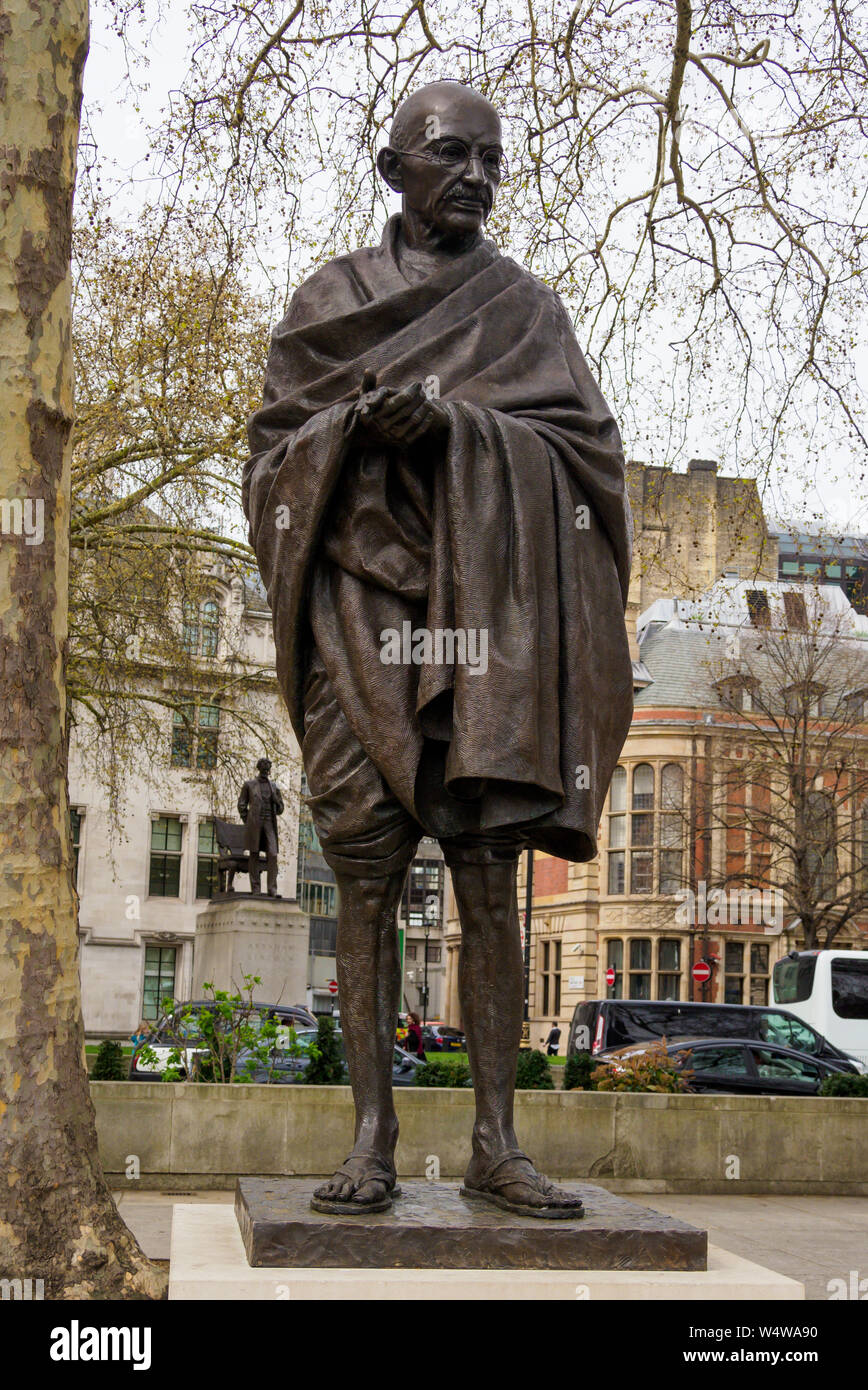 Statua del Mahatma Gandhi in piazza del Parlamento, Westminster, London. Opera dello scultore Philip Jackson Foto Stock