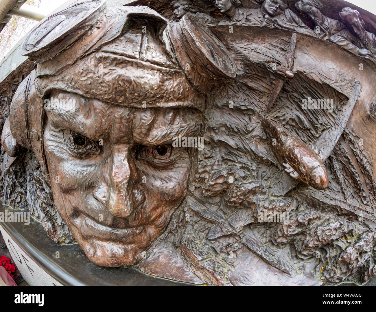 Battaglia di Bretagna monumento, Victoria Embankment, Londra. Commemora la cui hanno preso parte alla battaglia durante il WW2. Prese con Fish Eye lens Foto Stock
