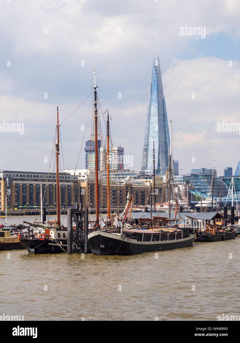 Da Hermitage Memorial Riverside Garden est di Londra. Vista del coccio con Thames chiatte e battelli. River Thames Path Foto Stock