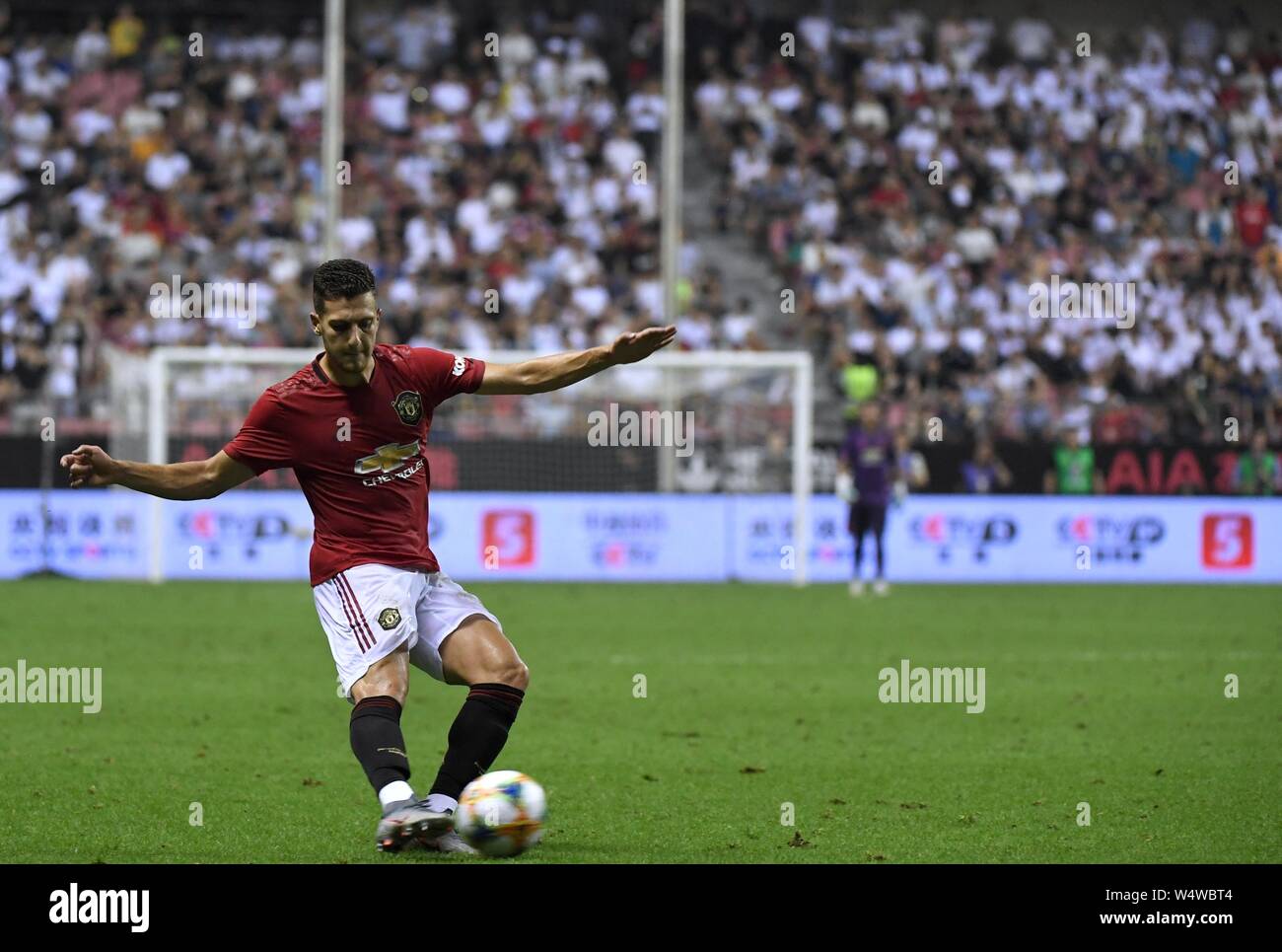 (190725) -- Shanghai, luglio 25, 2019 (Xinhua) -- Diogo Dalot del Manchester United compete durante il 2019 International Champions Cup partita di calcio tra Manchester United e Tottenham Hotspur a Shanghai in Cina orientale, luglio 25, 2019. Xinhua/Stringer Foto Stock