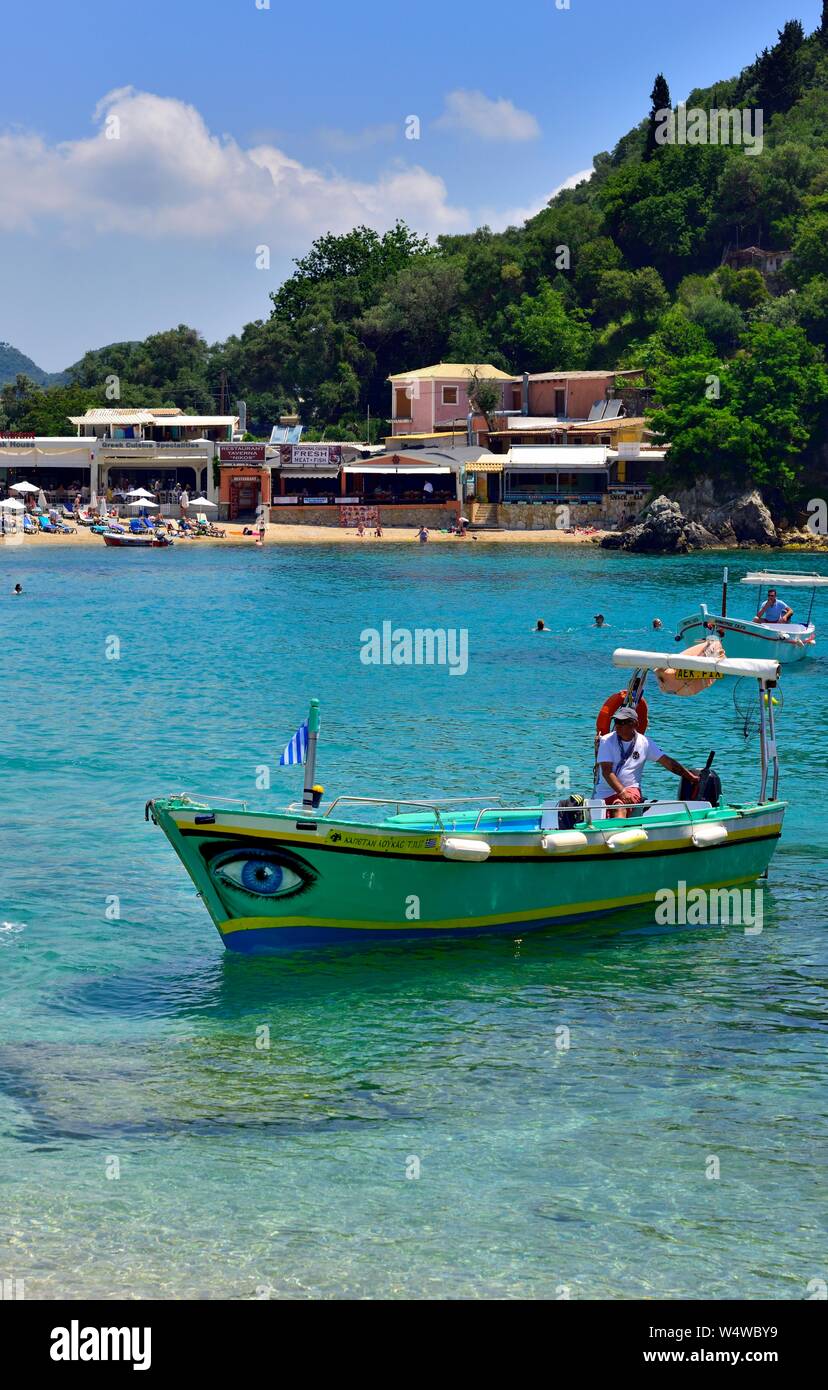 Barca con un dipinto di blu occhio arrivando a Agios Spiridon Beach,Agios Spiridon Bay,Paleokastritsa ,Corfù, Grecia, Foto Stock