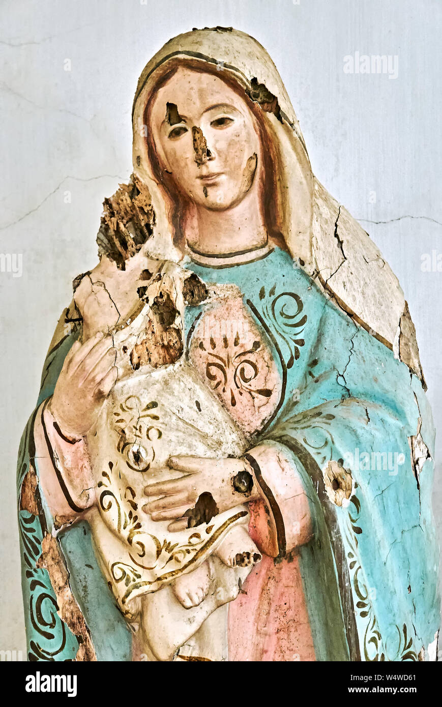 Vecchio rotto la scultura della Madonna con Gesù bambino dentro la chiesa parrocchiale di San Antonio De Padova in città Cuartero, Capiz Provincia, Filippine Foto Stock