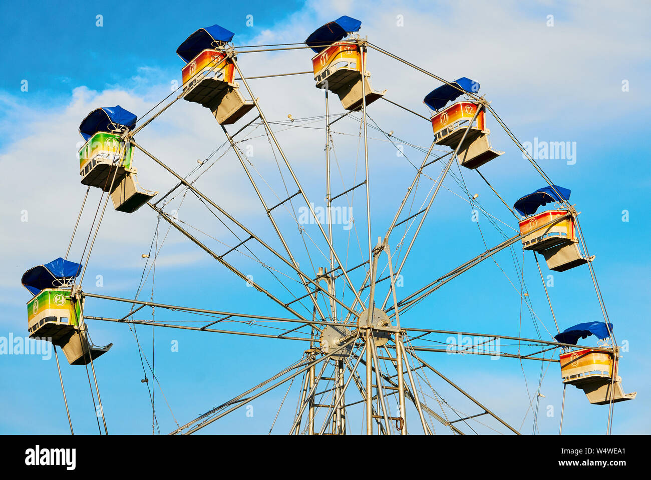 Vista isolata di un vuoto in stile retrò ruota panoramica Ferris contro un cielo blu al carnevale in città Cuertero, Capiz Provincia, Filippine. Foto Stock