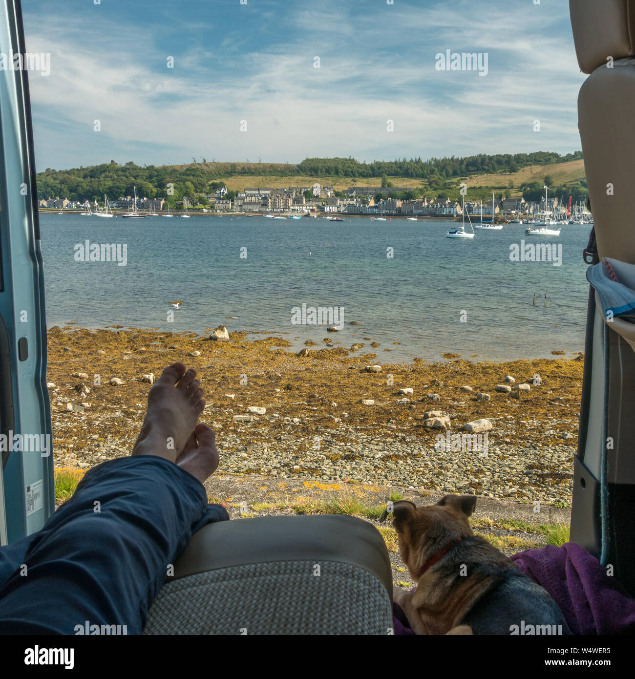 Cercando di fronte alla porta Bannatyne dall'interno di un camper presso un campeggio selvaggio spot, Isle of Bute, Scozia Foto Stock
