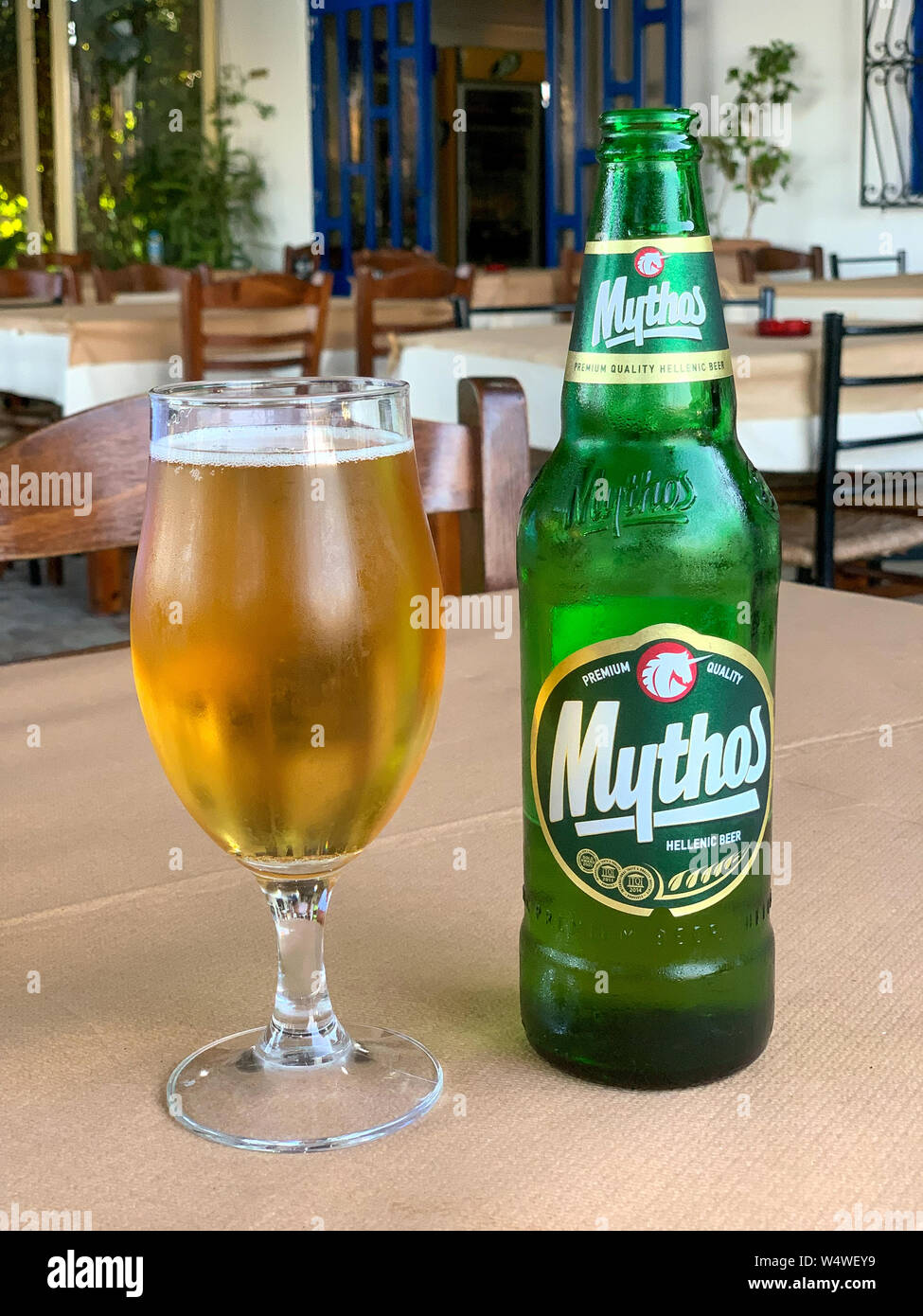 Bottiglia di Mythos birra su di un tavolo in un ristorante. Mythos birra è comunemente conosciuta come la birra della Grecia, è prodotta Foto Stock