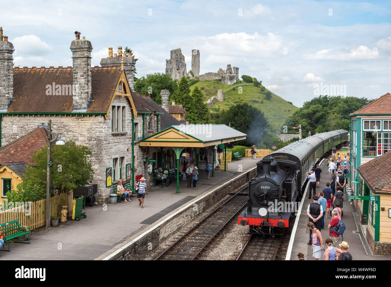 Corfe Castle, Regno Unito - 8 Luglio 2017 : un restaurato Treno a vapore che arrivano alla stazione ferroviaria nel villaggio di Corfe Castle in Dorset, Regno Unito. Foto Stock