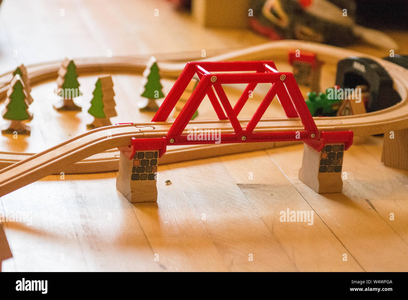 Giocare con un BRIO treno su un pavimento di legno Foto Stock