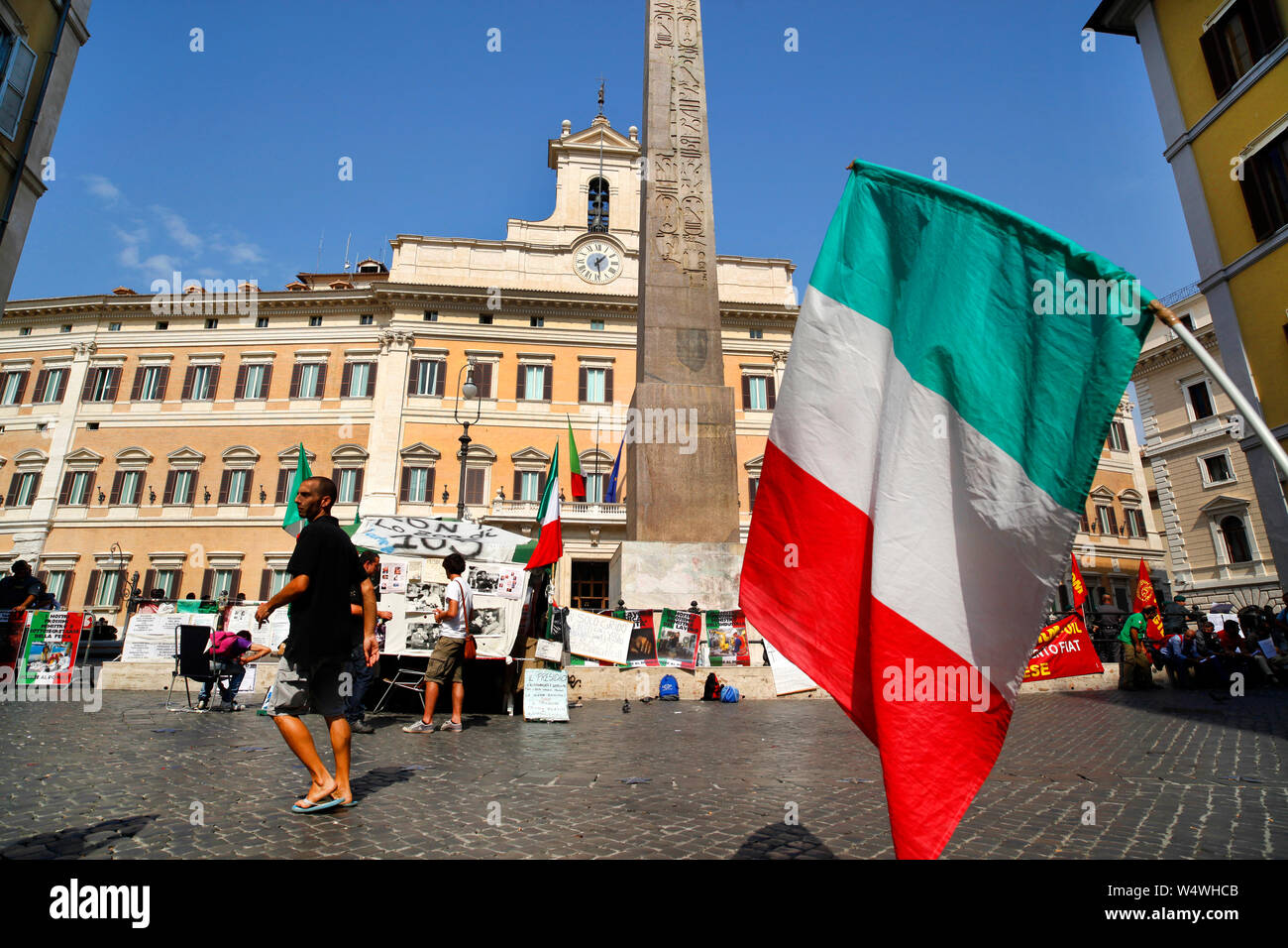 Roma, Italia. L'Italiano tricolore vola vicino al Palazzo Montecitorio in Roma, sede della Camera dei Deputati italiana. Foto Stock