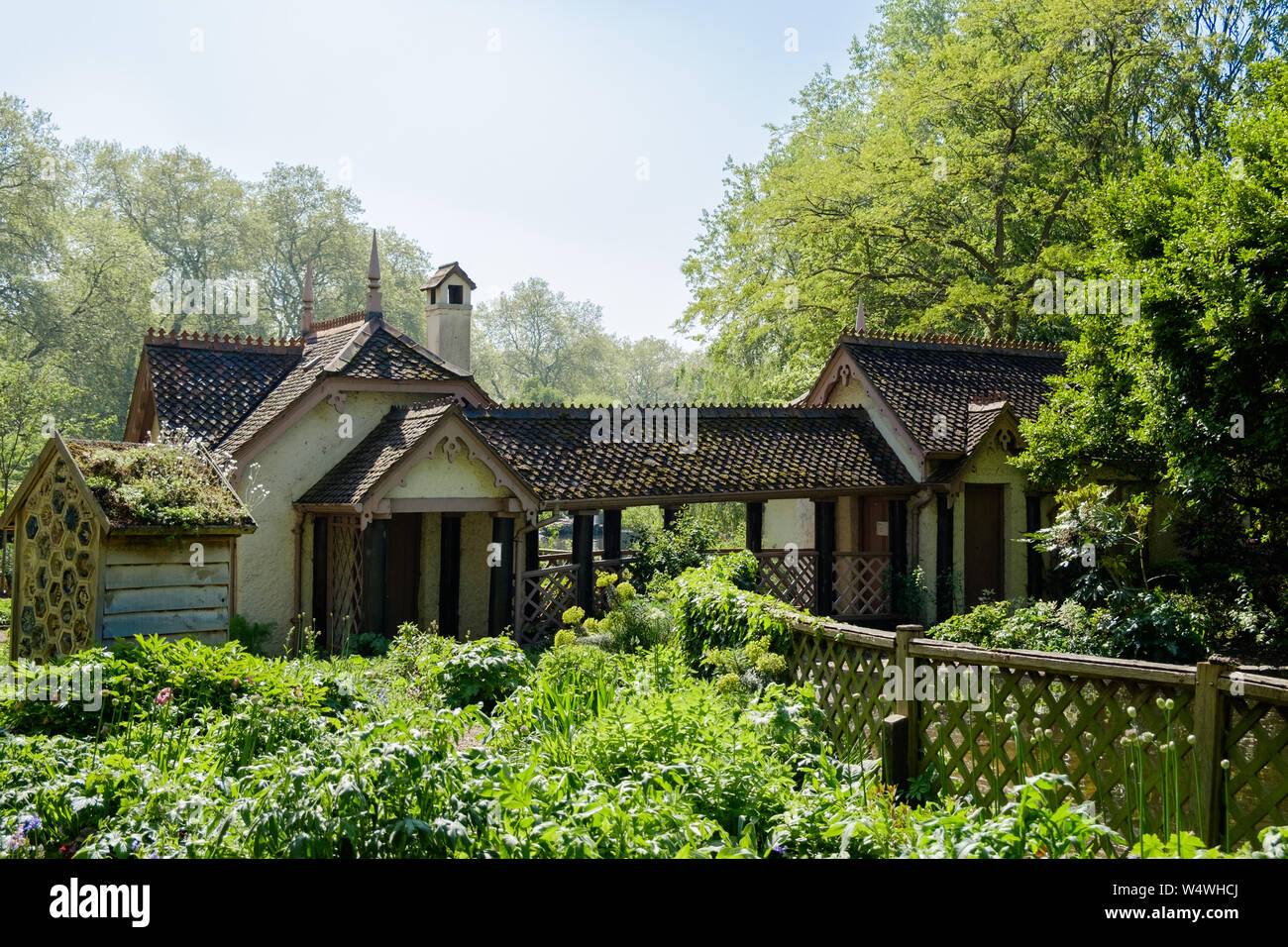 Isola d'anatra Cottage, che serve come gli uffici di Londra Parchi e giardini storici fiducia in St James Park, Londra. Foto Stock