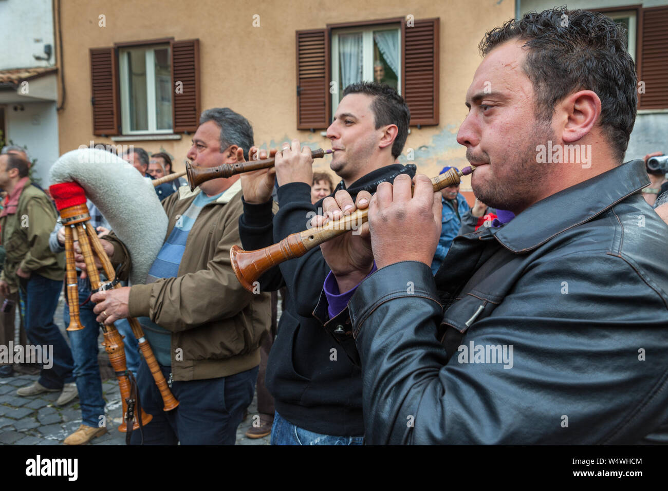 Gruppi di musicisti, accompagnati da strumenti musicali della tradizione popolare, cantare canzoni in onore di San Domenico. Abruzzo Foto Stock